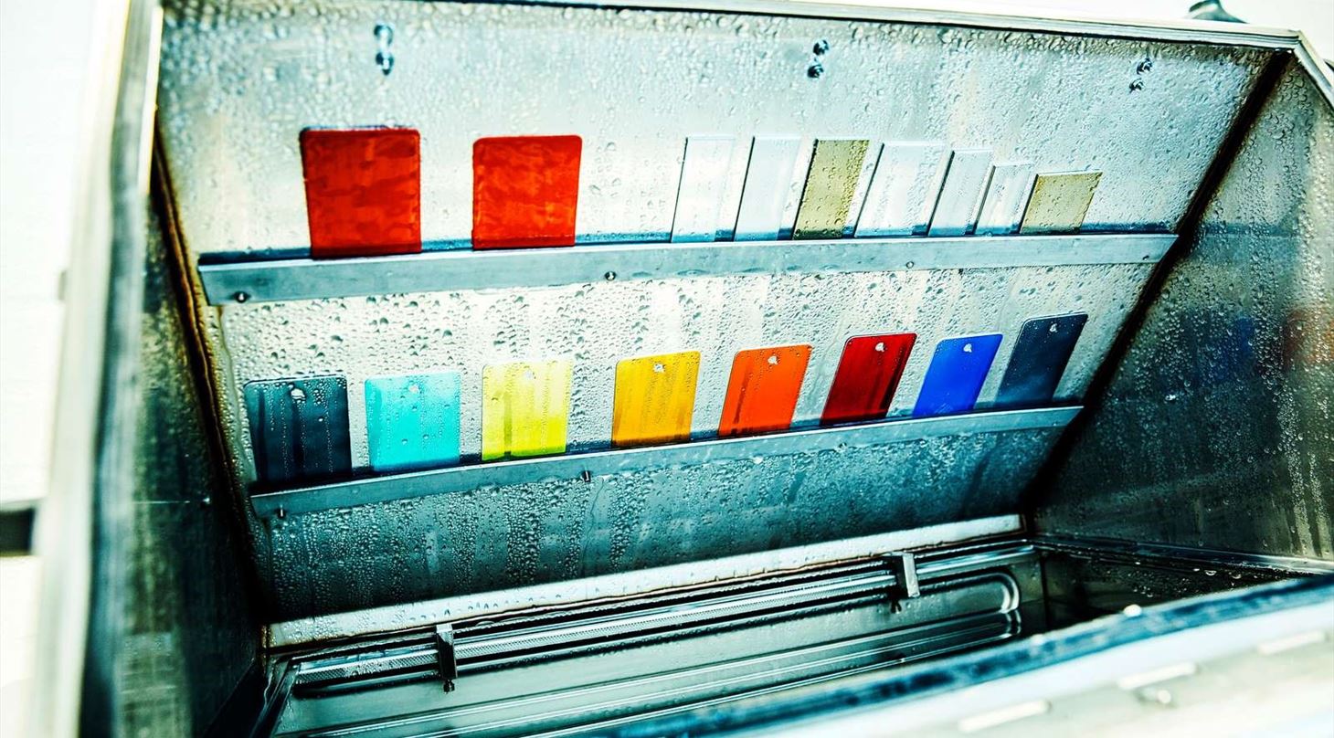 Forskellige metalpr�ver p� hylder